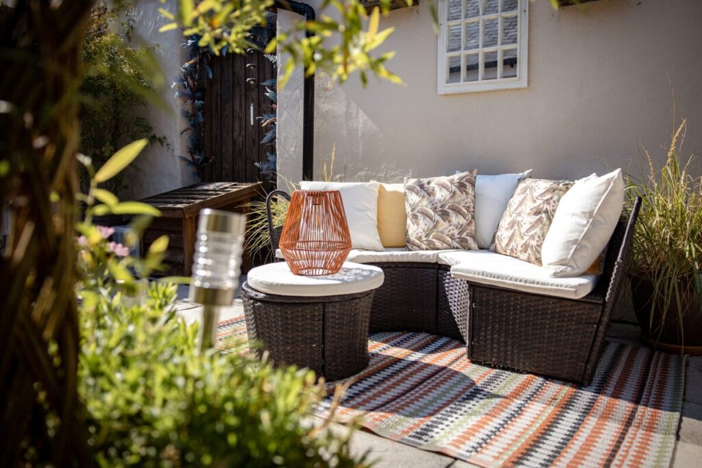 Tŷ Cosy sunny private courtyard with outdoor seating